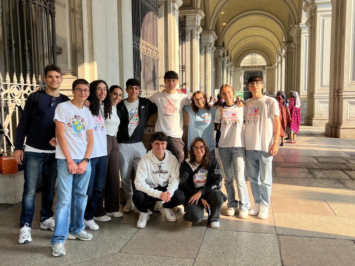 Giovani volontari OASI sotto i portici di Torino